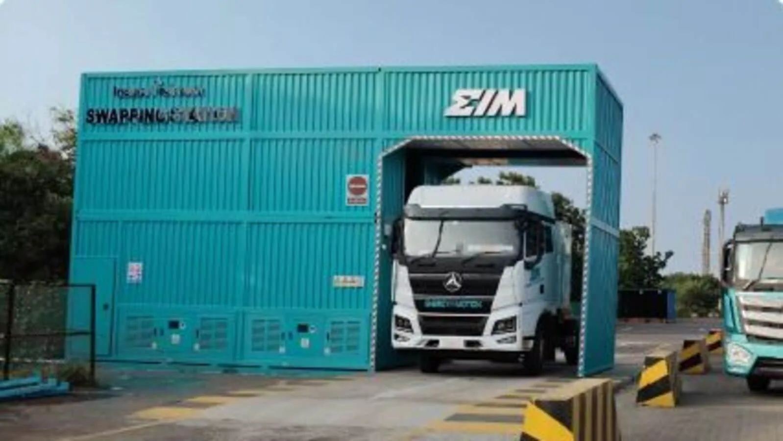 Nitin Gadkari inaugurates India's first public battery swap station for heavy electric CVs | HT Auto